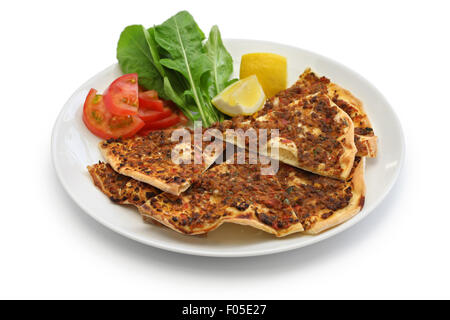 Lahmacun, pizza à la viande hachée turque isolé sur fond blanc Banque D'Images