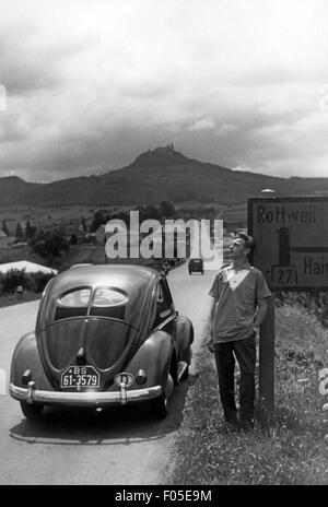 Géographie / voyage,Allemagne,Bade-Wurtemberg,transport / transport,homme avec le coléoptère VW ayant le repos dans la plage visuelle du château Hohenzollern,1948 - 1956 2 0ème siècle,1940,1950,demi-longueur,debout,pause,pauses,signalisation,route,signalisation,27 Volkswagen,excursions,hors route,Volkswagen,tourisme,excursions,hors route,Volkswagen,tourisme,tourisme,tourisme,voitures,tourisme,tourisme,voitures,voitures,tourisme,tourisme,voitures,voitures,tourisme,voitures,voitures,voitures,tourisme,excursions,voitures,voitures,voitures,tourisme,voitures,voitures,voitures,tourisme,voitures,tourisme,voitures,voitures,voitures,voitures,tourisme,tourisme,voitures,voitures,voitures,voitures,voitures,tourisme,tourisme,excursions,voitures,voitures,voitures,voitures,voitures,voitures,voitures, Banque D'Images