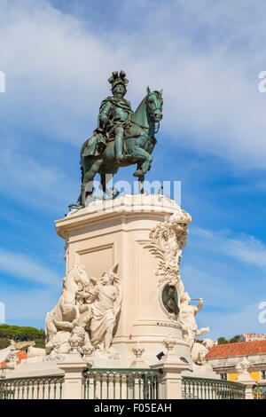 Lisbonne, Portugal. Statue du roi José I, 1714-1777, connu comme le réformateur, à Praca do Comercio, ou Place du Commerce. Banque D'Images