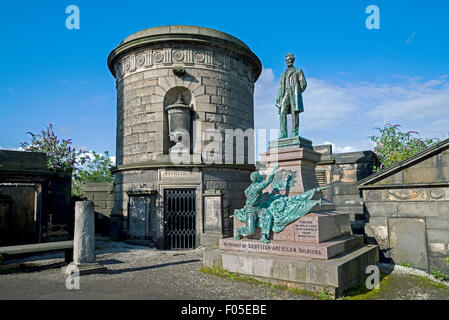 La tombe de David Hume à côté du monument à Scottish-Americans qui ont combattu dans la guerre civile américaine dans le vieux cimetière de Calton. Banque D'Images