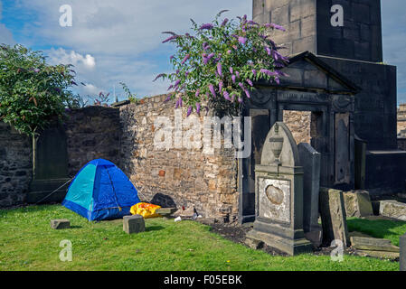 Tout le monde n'est endroit idéal pour planter une tente - dans le vieux cimetière de Calton au centre d'Édimbourg, Écosse, Royaume-Uni. Banque D'Images