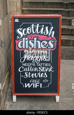 Un a-board dans la vieille ville d'Édimbourg publicité plats traditionnels écossais. Banque D'Images