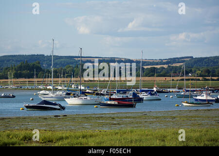 Port de Chichester près de Bosham dans West Sussex. Vue sur un estuaire plein de petites embarcations qui serpenchent vers les collines lointaines. Banque D'Images