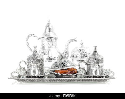 La vaisselle d'argent et de dates. L'hospitalité orientale concept avec thé ou café tasses Banque D'Images