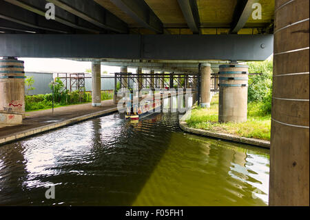 En vertu de la Canal Boat Birmingham M5 Banque D'Images