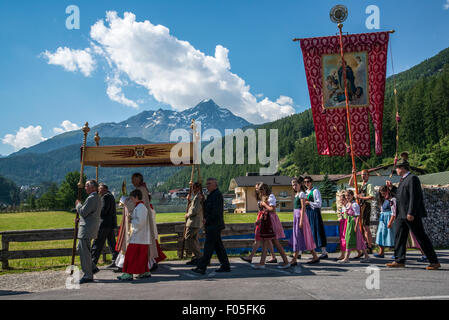 Chaque année Kirchtagfest Soelden, défilé de l'église et le festival Banque D'Images