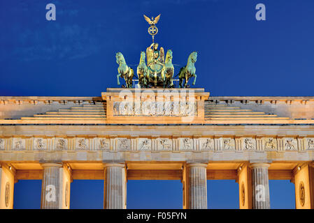 Allemagne, Berlin : Haut de la porte de Brandebourg par nuit Banque D'Images