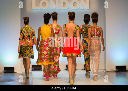 Londres, Royaume-Uni. 7 août 2015. Un model pour l'étiquette Sakara. Africa Fashion Week Londres 2015 en vedette les designers de mode et les étals de marché avec défilés et plus de deux jours (7-8 août 2015) à l'Olympica Ouest. Photo : Nick Savage/Alamy Live News Banque D'Images