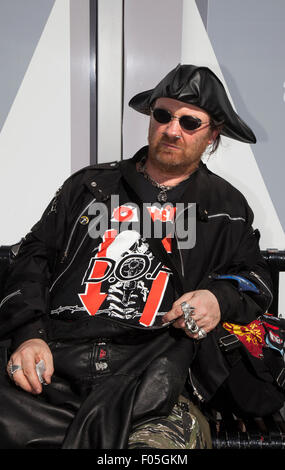 Blackpool Lancashire UK 7 août 2015. Rébellion Punk style Pirate Festival au Jardins d'hiver. Un choc des cultures à la célèbre station balnéaire de Blackpool comme punks participant à la rébellion au festival annuel des jardins d'hiver viennent d'épaule à épaule avec des vacanciers. Credit : MediaWorldImages/Alamy Live News Banque D'Images