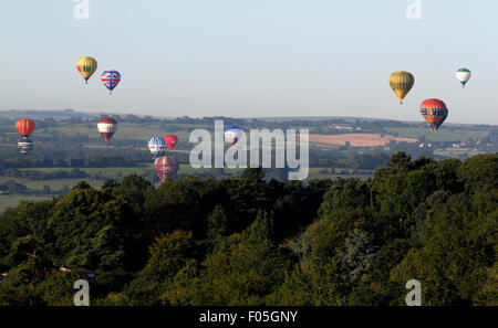 Bristol. 7e août, 2015. Ballons volent sur la ville au Bristol International Balloon Fiesta à Bristol, en Grande-Bretagne le 7 août 2015. Credit : Han Yan/Xinhua/Alamy Live News Banque D'Images