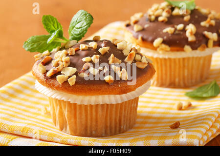 Muffins au chocolat noisette avec garniture Banque D'Images