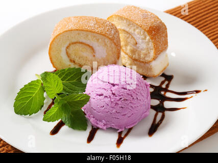 Rouleau de gâteau avec de la crème glacée Banque D'Images