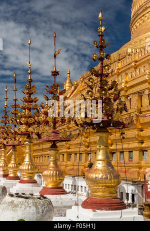 Les stupas dorés en face de la principale pagode Shwezigon stupa de Nyaung U, près de Bagan, Myanmar, Banque D'Images