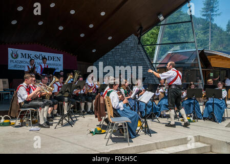 Chaque année Kirchtagfest Soelden, défilé de l'église et le festival Banque D'Images