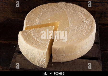 Grande Roue de fromage blanc biologique Lire pour couper Banque D'Images