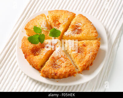 Gâteau aux pommes garnie de flocons d'amandes Banque D'Images