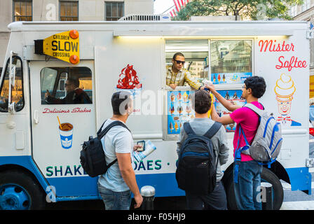 New York City, États-Unis, American Teenagers Shopping, Street Food, Ice Cream Food Truck « Mister Softee » sur la Cinquième Avenue, garçons, été new york Banque D'Images
