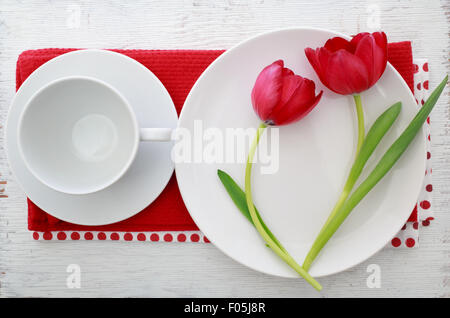 Tulipes rouges avec set de table Serviettes de table rouge sur Banque D'Images