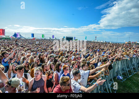 Newquay, Cornwall, UK. 7e août, 2015. Festival 2015 Boardmasters - La foule profiter du soleil en été sur la côte en Newquay, Cornwall, UK Crédit : CAMERAFIRM/Alamy Live News Banque D'Images