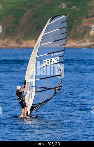 Felipe de la Vega de la planche à voile à Oza Beach. A Coruna. La Galice. L'Espagne. Banque D'Images