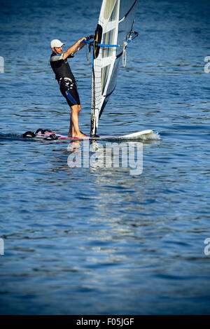 Felipe de la Vega de la planche à voile à Oza Beach. A Coruna. La Galice. L'Espagne. Banque D'Images