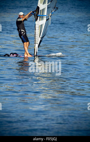 Felipe de la Vega de la planche à voile à Oza Beach. A Coruna. La Galice. L'Espagne. Banque D'Images