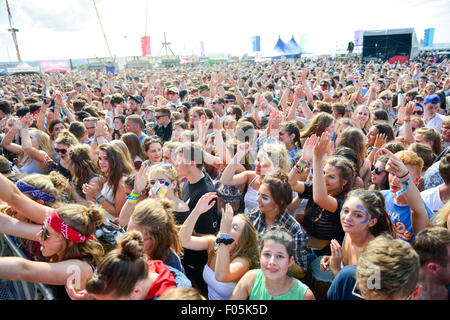 Newquay, Cornwall, UK. 7e août, 2015. Festival 2015 Boardmasters - La foule profiter du soleil en été sur la côte en Newquay, Cornwall, UK Crédit : Thomas Owen-Heywood/Alamy Live News Banque D'Images