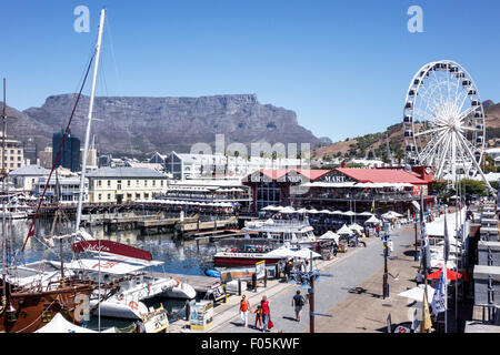 Cape Town South Africa, V & A Victoria Alfred Waterfront, Table Bay Harbour, port, Table Mountain, Cape Wheel, Ferris, Cape Union Mart, SAfri150310049 Banque D'Images