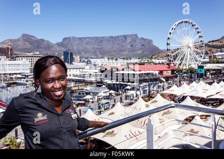 Cape Town South Africa, V & A Victoria Alfred Waterfront, Table Bay Harbour, port, Table Mountain, Cape Wheel, Ferris, Cape Union Mart, Black Afro American, Banque D'Images