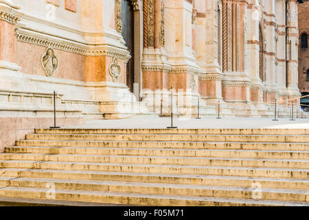 Les étapes de la basilique de Saint Petronio du XIV siècle donnant sur la place principale de Bologne en Italie Banque D'Images