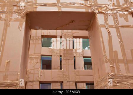 Londres, Royaume-Uni. 7e août, 2015. La tour est une structure de 14 mètres de haut, de boîtes de carton à l'extérieur de la Artsdepot en North Finchley London 7 août 2015. L'invention d'artiste plasticien français Olivier Grossetête. Olivier travaille à l'extérieur avec les bénévoles et participants à l'aide de carton et de matériaux recyclés pour ses projets. Organisé par distribuer un consortium d'organisations qui ont développé un réseau arts de plein air dans l'Londres. Crédit : David Bleeker Photography.com/Alamy Live News Banque D'Images