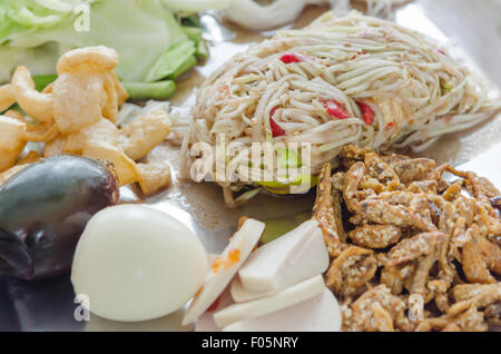 Célèbre dans le style Thai Food, salade de papaye épicée Banque D'Images