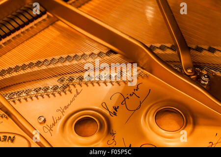 Signature d'Herbie Hancock à l'intérieur d'un grand piano Steinway Banque D'Images