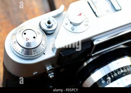 Plan macro sur une vieille caméra analogique russe montrant les boutons de commande Banque D'Images