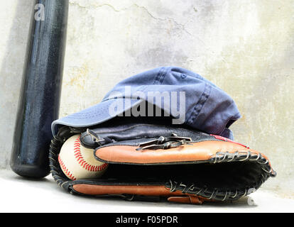 Batte de baseball avec un capuchon et un gant avec une balle en c Banque D'Images