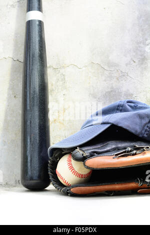 Batte de baseball avec un capuchon et un gant avec une balle en c Banque D'Images