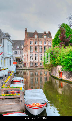 Canal de Bruges Belgique avec une belle vue sur des bâtiments anciens Banque D'Images