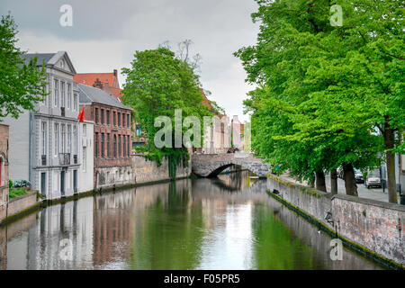 Canal d'eau à Bruges, Belgique montrant les ponts pour lesquels la ville ows son nom Banque D'Images