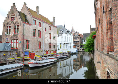 Canal de Bruges avec des bateaux le long du côté Banque D'Images