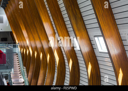 Poutres en bois stratifié définissant la forme d'un mur extérieur de la nidification sur le campus de l'UBC, à Vancouver Banque D'Images