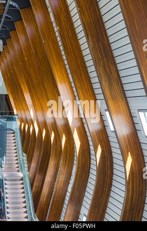 Poutres en bois stratifié définissant la forme d'un mur extérieur de la nidification sur le campus de l'UBC, à Vancouver Banque D'Images