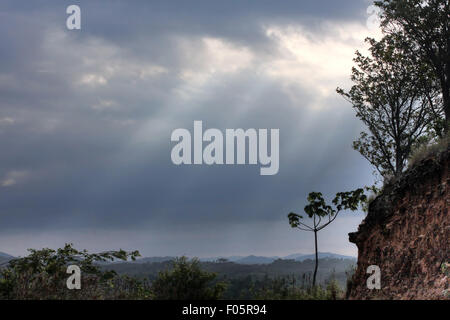 Rayons de soleil brillant à travers les nuages de tempête dans la campagne du Panama Banque D'Images