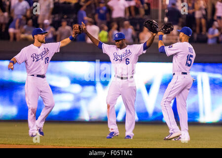 07 août 2015 : Ben Zobrist # 18, Lorenzo Cain # 6 et Alex Rios # 15 des Royals de Kansas City célébrer après le match entre la MLB Chicago White Sox et les Royals de Kansas City à Kauffman Stadium de Kansas City MO Banque D'Images
