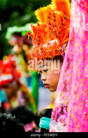 Les familles prennent part à l'enquête ont chanté de festival. C'est un événement annuel où les jeunes garçons qui vont entrer dans le temple comme novice mo Banque D'Images