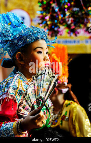 Les familles prennent part à l'enquête ont chanté de festival. C'est un événement annuel où les jeunes garçons qui vont entrer dans le temple comme novice mo Banque D'Images