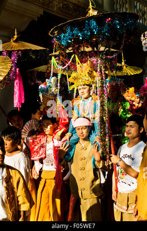 Les familles prennent part à l'enquête ont chanté de festival. C'est un événement annuel où les jeunes garçons qui vont entrer dans le temple comme novice mo Banque D'Images