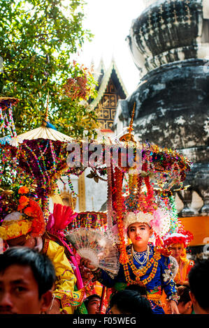 Les familles prennent part à l'enquête ont chanté de festival. C'est un événement annuel où les jeunes garçons qui vont entrer dans le temple comme novice mo Banque D'Images