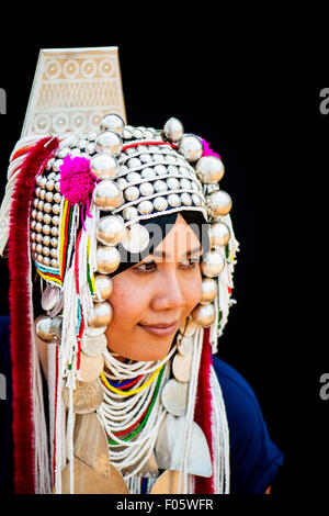 Femme vêtue de vêtements traditionnels de la tribu Akha à Mae Salong, Thailande, Asie. Banque D'Images