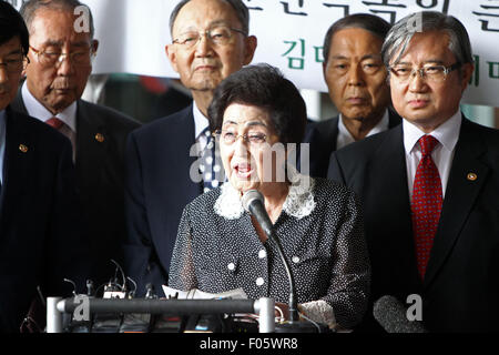 Séoul, Corée du Sud. 8e août, 2015. Lee Hee-ho (avant), veuve de feu le Président sud-coréen Kim Dae-jung, prend la parole lors d'une conférence de presse à l'aéroport international de Gimpo à Séoul, capitale de Corée du Sud, le 8 août 2015. Lee Hee-ho le samedi est revenu à Séoul après une visite de quatre jours à la République populaire démocratique de Corée (RPDC). © Jiang Xingbin/Xinhua/Alamy Live News Banque D'Images