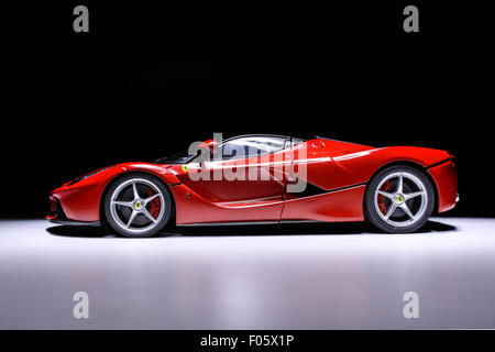 Une Ferrari LaFerrari modèle sur un fond noir Banque D'Images